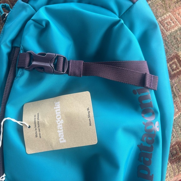 Patagonia’s 8L Atom Sling bag NEW with tags in print turquoise blue - Picture 6 of 11
